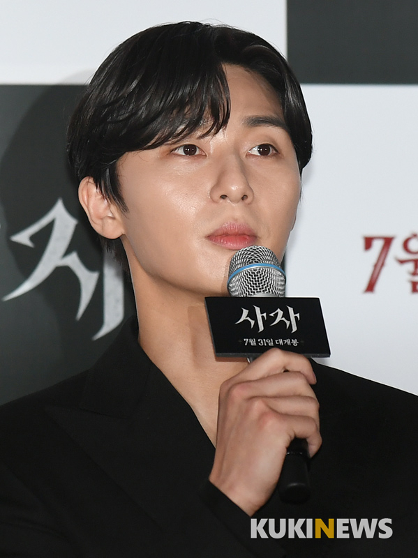 Actor Park Seo-joon is greeting at the premiere of the movie Lion at the entrance of Lotte Cinema Counter in Seoul on the afternoon of the 22nd.The Lion is a film about the story of martial arts champion Yonghu (Park Seo-joon) meeting with the Kuma priest Anshinbu (An Sung-ki) and confronting the powerful evil (), which has confused the world.