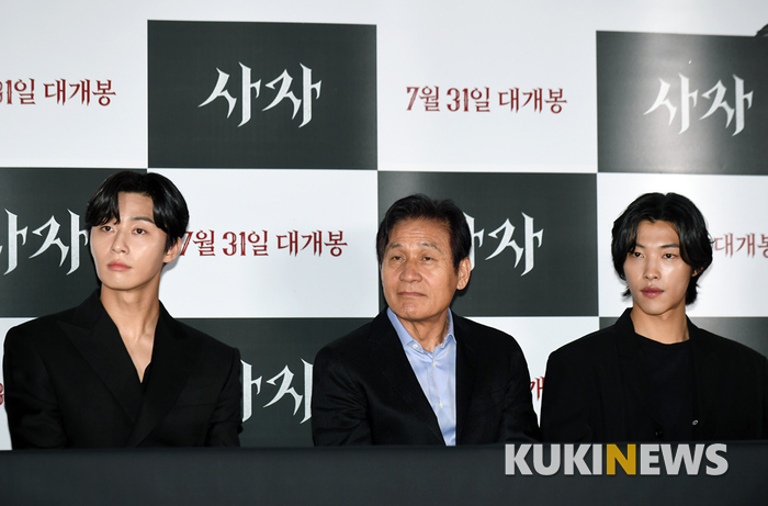 Actor Park Seo-joon, An Sung-ki and Woo Do-hwan attended the premiere of the movie Lion at the entrance of Seoul Lotte Cinema Counter on the afternoon of the 22nd.Lion is a film about a story of fighting champion Yonghu (Park Seo-joon) meeting with the Kuma priest Anshinbu (An Sung-ki) and confronting the powerful evil (), which has confused the world.Opening on the 31st.