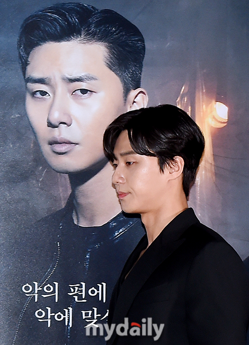 Lion director Kim Joo-hwan mentioned Park Seo-joon.Actors Park Seo-joon, Ahn Sung-ki, Woo Do-hwan and Kim Joo-hwan attended the premiere of the movie Lion at the entrance of Lotte Cinema Counter in Seoul on the afternoon of the 22nd.Park said, After Youth Police, I was worried about my next work. I was able to talk easily because I was special.Fortunately, I had been a fighter before, and I remember my body, and I tried to show it in a short time, although I can not help but feel sorry for it.I did my best, he said.The director said, The director of Constantinee watched the movie and the secretary watched the movie together, and the secretary said, It was like Ryan Gosling in the East.Meanwhile, The Lion is a film about the story of martial arts champion Yonghu (Park Seo-joon) meeting with the Kuma priest Anshinbu (Ahn Sung-ki) and confronting the powerful evil (), which has confused the world.