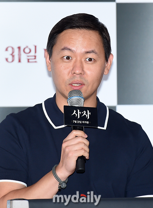 Lion director Kim Joo-hwan told about the post-management of the child actor who would have been mentally difficult in the play.Actor Park Seo-joon, Ahn Sung-ki, Woo Do-hwan and Kim Joo-hwan attended the premiere of the movie Lion at the entrance of Lotte Cinema Counter in Seoul on the afternoon of the 22nd.Director Kim Joo-hwan was asked about the post-management of Actor Rain, who had the evil spirits act on the child in the play. It was safely done with the cooperation of the martial arts director.The therapist took care of it directly after the movie. Rain Actor worked harder than anyone else, and I learned a lot from seeing him, and I was able to bring more ideas than any adult, he said.Meanwhile, The Lion is a film about a story of fighting champion Yonghu (Park Seo-joon) meeting with the Guma priest Anshinbu (Ahn Sung-ki) to confront the powerful evil (), which has left the world in turmoil.It will be released on the 31st.