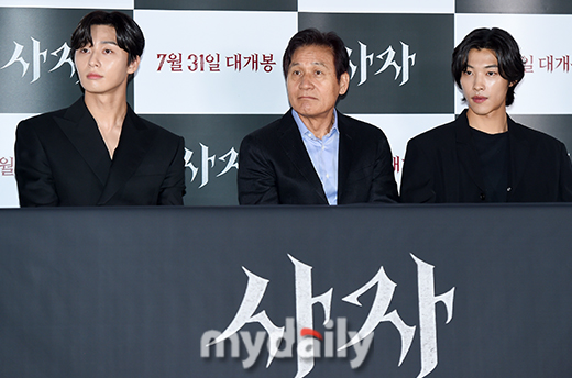 Actor Park Seo-joon targets summer theatre as lion following youth policeActor Park Seo-joon, Ahn Sung-ki, Woo Do-hwan and director Kim Joo-hwan attended the premiere of the movie Lion at the entrance of Lotte Cinema Counter in Seoul on the afternoon of the 22nd.The Lion is a film about a fighting champion, Yonghu (Park Seo-joon), who meets the Old Man priest Anshinbu (Ahn Sung-ki) and confronts the powerful evil (), which has confused the world.Park Seo-joon said, After director Kim Joo-hwan and Youth Police, I was worried about the next work.I was waiting for a movie like Lion, he said. Fortunately, I had a role as a fighter before, so my body remembered.Of course, I can not help but try to show the best in a short time. I did my best. Lion is known to have been praised by Frances Lawrence, director of the film Constantine, which tells the story of John Constantine, who has the ability to distinguish between the mixed-race angels of human beings and the mixed-race demons.I was really fascinated by the lion, said Frances Lawrence, who watched the lion.There was a warm echo that I did not expect when I saw the trailer, and I had a bold and brilliant imagination.The experience was so intense that I felt a deep regret on my way home from the movie. Director Kim Joo-hwan said, I greeted coach Constantine 24 hours ago. The coach said he was more thirsty than he thought.The budget or the round is not bigger than you think, but you said that you have a good quality. Thank you.Park Seo-joon played the role of a 17-game winning streak and a well-known martial arts player.Director Kim Joo-hwan said, The secretary of Constantine watched the movie together, and the secretary said, It was like Ryan Gosling in the East.Woo Do-hwan, who plays the role of the black bishop, said, The difficulty I had in acting CG was that I had to fight the invisible bullshit.I had to postpone thinking about how hot and big the fire was. Ahn Sung-ki, who plays Ansinbu, also gives a laugh in unexpected scenes. If you have fun, I put in interesting feelings because I thought it would be good.I am glad that I like the resting part quite a lot. In particular, director Kim Joo-hwan said, In cooperation with the martial arts director, the evil spirit of the play was safe for the child actor Rain.The therapist took care of herself after the movie. Rain Actor worked harder than anyone else, and he learned a lot from watching him.I brought more ideas than any adult. Meanwhile, Lion is scheduled to open on the 31st.