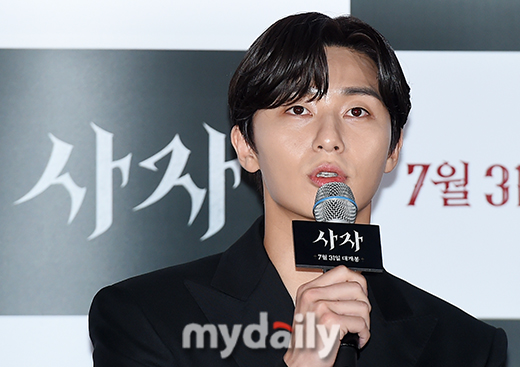 Actor Park Seo-joon targets summer theatre as lion following youth policeActor Park Seo-joon, Ahn Sung-ki, Woo Do-hwan and director Kim Joo-hwan attended the premiere of the movie Lion at the entrance of Lotte Cinema Counter in Seoul on the afternoon of the 22nd.The Lion is a film about a fighting champion, Yonghu (Park Seo-joon), who meets the Old Man priest Anshinbu (Ahn Sung-ki) and confronts the powerful evil (), which has confused the world.Park Seo-joon said, After director Kim Joo-hwan and Youth Police, I was worried about the next work.I was waiting for a movie like Lion, he said. Fortunately, I had a role as a fighter before, so my body remembered.Of course, I can not help but try to show the best in a short time. I did my best. Lion is known to have been praised by Frances Lawrence, director of the film Constantine, which tells the story of John Constantine, who has the ability to distinguish between the mixed-race angels of human beings and the mixed-race demons.I was really fascinated by the lion, said Frances Lawrence, who watched the lion.There was a warm echo that I did not expect when I saw the trailer, and I had a bold and brilliant imagination.The experience was so intense that I felt a deep regret on my way home from the movie. Director Kim Joo-hwan said, I greeted coach Constantine 24 hours ago. The coach said he was more thirsty than he thought.The budget or the round is not bigger than you think, but you said that you have a good quality. Thank you.Park Seo-joon played the role of a 17-game winning streak and a well-known martial arts player.Director Kim Joo-hwan said, The secretary of Constantine watched the movie together, and the secretary said, It was like Ryan Gosling in the East.Woo Do-hwan, who plays the role of the black bishop, said, The difficulty I had in acting CG was that I had to fight the invisible bullshit.I had to postpone thinking about how hot and big the fire was. Ahn Sung-ki, who plays Ansinbu, also gives a laugh in unexpected scenes. If you have fun, I put in interesting feelings because I thought it would be good.I am glad that I like the resting part quite a lot. In particular, director Kim Joo-hwan said, In cooperation with the martial arts director, the evil spirit of the play was safe for the child actor Rain.The therapist took care of herself after the movie. Rain Actor worked harder than anyone else, and he learned a lot from watching him.I brought more ideas than any adult. Meanwhile, Lion is scheduled to open on the 31st.