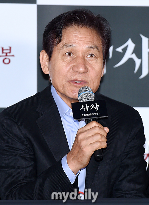 Lion Ahn Sung-ki expressed his willingness to work harder.Actors Park Seo-joon, Ahn Sung-ki, Woo Do-hwan and Kim Joo-hwan attended the premiere of the movie Lion at the entrance of Lotte Cinema Counter in Seoul on the afternoon of the 22nd.Ahn Sung-ki said, I interviewed a street in a program, but a middle school student said that it was Kim Sang-joong, but it was really shocking.I think this movie is the starting Point, he laughed in the hall.In addition, Ahn Sung-ki said, I had fun, so I put in interesting feelings because I thought it would be good.I am glad that I like the resting part quite a lot. Meanwhile, The Lion is a film about the story of martial arts champion Yonghu (Park Seo-joon) meeting with the Kuma priest Anshinbu (Ahn Sung-ki) and confronting the powerful evil (), which has confused the world.