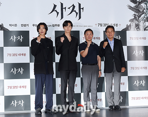 Actors Woo Do-hwan, Park Seo-joon, Kim Joo-hwan and Ahn Sung-ki (from left) attended the premiere of the movie Lion at the entrance of Lotte Cinema Counter in Jayang-dong, Gwangjin-gu, Seoul on the afternoon of the 22nd.