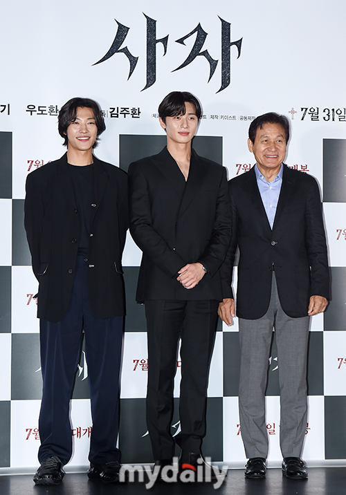 Actor Woo Do-hwan, Park Seo-joon, and Ahn Sung-ki (from left) attended the premiere of the movie Lion at the entrance of Lotte Cinema Counter in Jayang-dong, Gwangjin-gu, Seoul on the afternoon of the 22nd.