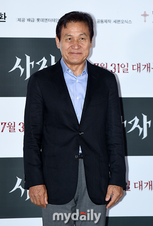 Actor Ahn Sung-ki attended the premiere of the movie Lion at the entrance of Lotte Cinema Counter in Jayang-dong, Gwangjin-gu, Seoul on the afternoon of the 22nd.