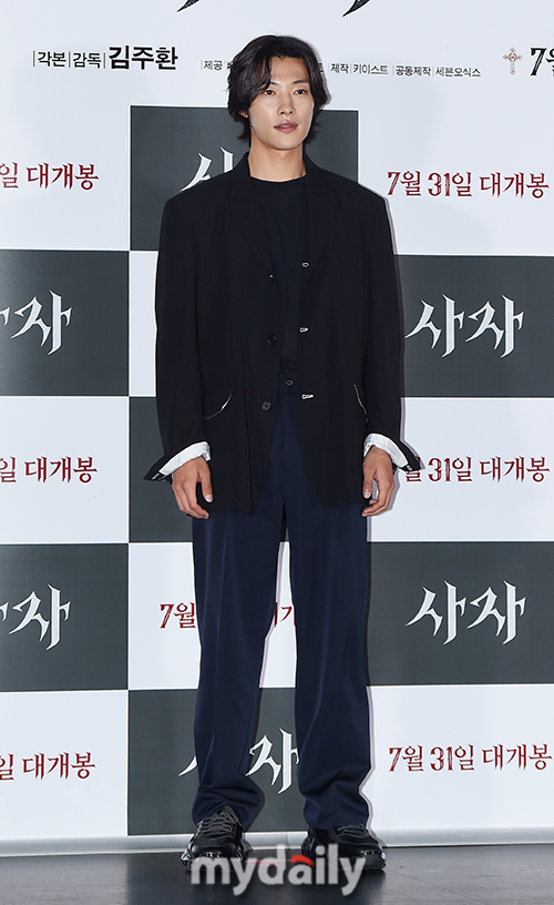 Actor Woo Do-hwan attended the premiere of the movie Lion at the entrance of Lotte Cinema Counter in Jayang-dong, Gwangjin-gu, Seoul on the afternoon of the 22nd.