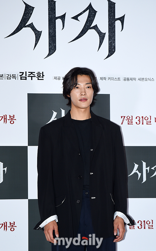 Actor Park Seo-joon attended the premiere of the movie Lion at the entrance of Lotte Cinema Counter in Jayang-dong, Gwangjin-gu, Seoul on the afternoon of the 22nd.