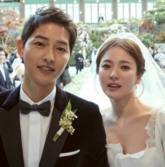 Song Joong-ki and Song Hye-kyo, solatium and Property Division without divorce...now completely split Actor Song Joong-ki Song Hye-kyos divorce process has been completed.On the 22nd, Song Hye-kyo agency UAA said, Today, the actor Song Hye-kyos divorce was established at the Seoul Family Court.The mediation process has been completed by dividing the two sides without solatium and property division. Earlier this morning, Judge Jang Jin-young, the 12th independent judge of the Seoul Family Court, opened the date of the division adjustment of Song Joong-ki Song Hye-kyo couple privately and established the division adjustment.Song Joong-ki and Song Hye-kyo met as KBS2 drama The Suns Descendants and married in October 2017, but Song Joong-ki broke down after a year and eight months of marriage when Song Hyo-ki applied for a divorce adjustment against Song Hye-kyo on the 26th of last month.- Copyrights c & heraldbiz