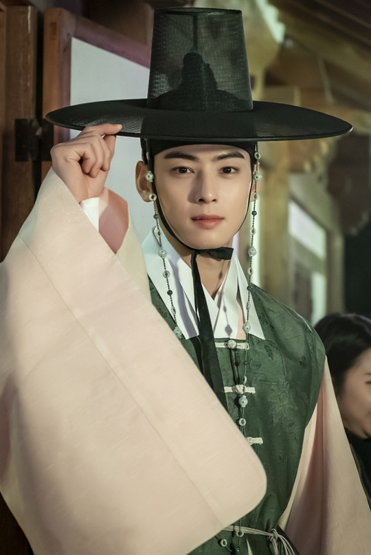 The first broadcast of Na Hae-ryung was released.Shin Se-kyung, who shot Not Up, and Jung Eun-woo, who was in Simkung Eye Contact, as well as Park Ki-woong, Lee Ji-hoon, Kim Yeo-jin and Sung Ji-rus microvirus filled the filming scene, creating a perfect atmosphere.MBC drama Na Hae-ryung (played by Kim Ho-soo / directed by Kang Il-soo, Han Hyun-hee / produced Green Snake Media) released a behind-the-scenes cut on July 22, the first successful broadcast commemorative shooting scene.Na Hae-ryung, starring Shin Se-kyung, Jung Eun-woo, and Park Ki-woong, is the first problematic Ada Lovelace () in Joseon, Na Hae-ryung (Shin Se-kyung) and Prince Lee Rim (Jung Eun-woo) in the antiwar mother solo. The Phil full romance annals.Lee Ji-hoon, Park Ji-hyun and other young actors, Kim Yeo-jin, Kim Min-sang, Choi Duk-moon and Sung Ji-ru.First, Shin Se-kyung is radiating beauty with a Not Up: her jaw-dropping figure is the proud Na Hae-ryung itself.In addition, she is wearing a wedding dress and leaving the backyard, and she is surprised at the Members Only.Then, the scene of Jung Eun-woos Simkung eye contact was captured.His three-stage expression change, which starts with a chic smile looking at the camera and crosses the dimness and seriousness, is enough to make the viewer excited.In addition, Park Ki-woong and Lee Ji-hoon, who have been well received by the crown prince Lee Jin and the officer Min Woo-won, have boasted a warm smile in the behind-the-scenes cut, unlike the serious appearance of the play.In addition, Kim Yeo-jin, who leads the scene with a lot of room, not only emits a charismatic contrast force, but also actively exchanges opinions with the bishop and raises the atmosphere of the filming scene.Sung Ji-ru also takes a friendly pose with Cho Jae-yoon, who has shined the drama with a special appearance.Last week, Na Hae-ryung and Irim announced the beginning of their fate with an intense first meeting.The two people who are living double lives with Bookbi and popular artist Plum respectively continued their relationship to the reunion at Plum Members Only following the first meeting of the bookstore.Na Hae-ryung predicted the development of a full-scale story, such as choosing Ada Lovelace instead of wedding ceremony, and the new material, independent characters and actors performances of Ada Lovelace were well received.kim myeong-mi