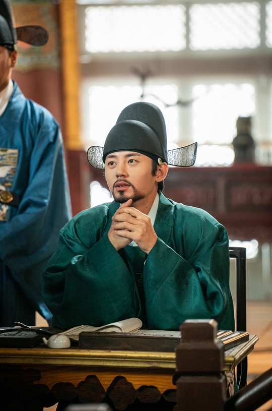 The first broadcast of Na Hae-ryung was released.Shin Se-kyung, who shot Not Up, and Jung Eun-woo, who was in Simkung Eye Contact, as well as Park Ki-woong, Lee Ji-hoon, Kim Yeo-jin and Sung Ji-rus microvirus filled the filming scene, creating a perfect atmosphere.MBC drama Na Hae-ryung (played by Kim Ho-soo / directed by Kang Il-soo, Han Hyun-hee / produced Green Snake Media) released a behind-the-scenes cut on July 22, the first successful broadcast commemorative shooting scene.Na Hae-ryung, starring Shin Se-kyung, Jung Eun-woo, and Park Ki-woong, is the first problematic Ada Lovelace () in Joseon, Na Hae-ryung (Shin Se-kyung) and Prince Lee Rim (Jung Eun-woo) in the antiwar mother solo. The Phil full romance annals.Lee Ji-hoon, Park Ji-hyun and other young actors, Kim Yeo-jin, Kim Min-sang, Choi Duk-moon and Sung Ji-ru.First, Shin Se-kyung is radiating beauty with a Not Up: her jaw-dropping figure is the proud Na Hae-ryung itself.In addition, she is wearing a wedding dress and leaving the backyard, and she is surprised at the Members Only.Then, the scene of Jung Eun-woos Simkung eye contact was captured.His three-stage expression change, which starts with a chic smile looking at the camera and crosses the dimness and seriousness, is enough to make the viewer excited.In addition, Park Ki-woong and Lee Ji-hoon, who have been well received by the crown prince Lee Jin and the officer Min Woo-won, have boasted a warm smile in the behind-the-scenes cut, unlike the serious appearance of the play.In addition, Kim Yeo-jin, who leads the scene with a lot of room, not only emits a charismatic contrast force, but also actively exchanges opinions with the bishop and raises the atmosphere of the filming scene.Sung Ji-ru also takes a friendly pose with Cho Jae-yoon, who has shined the drama with a special appearance.Last week, Na Hae-ryung and Irim announced the beginning of their fate with an intense first meeting.The two people who are living double lives with Bookbi and popular artist Plum respectively continued their relationship to the reunion at Plum Members Only following the first meeting of the bookstore.Na Hae-ryung predicted the development of a full-scale story, such as choosing Ada Lovelace instead of wedding ceremony, and the new material, independent characters and actors performances of Ada Lovelace were well received.kim myeong-mi