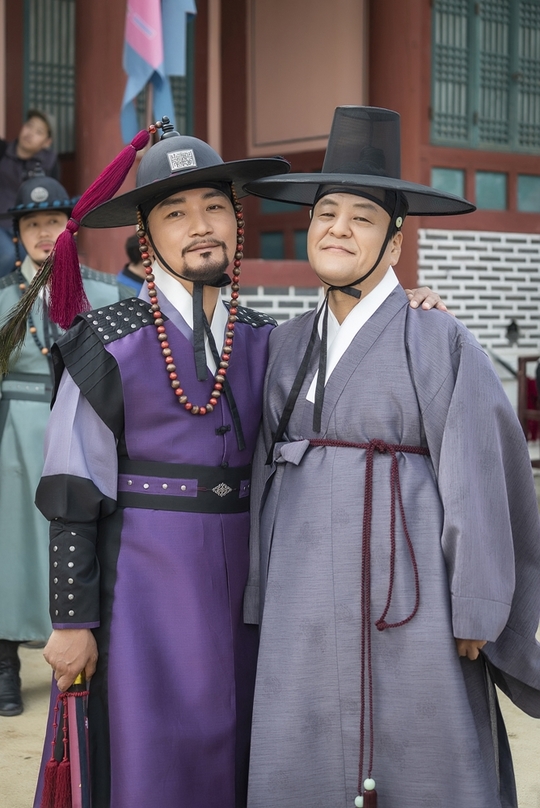 The first broadcast of Na Hae-ryung was released.Shin Se-kyung, who shot Not Up, and Jung Eun-woo, who was in Simkung Eye Contact, as well as Park Ki-woong, Lee Ji-hoon, Kim Yeo-jin and Sung Ji-rus microvirus filled the filming scene, creating a perfect atmosphere.MBC drama Na Hae-ryung (played by Kim Ho-soo / directed by Kang Il-soo, Han Hyun-hee / produced Green Snake Media) released a behind-the-scenes cut on July 22, the first successful broadcast commemorative shooting scene.Na Hae-ryung, starring Shin Se-kyung, Jung Eun-woo, and Park Ki-woong, is the first problematic Ada Lovelace () in Joseon, Na Hae-ryung (Shin Se-kyung) and Prince Lee Rim (Jung Eun-woo) in the antiwar mother solo. The Phil full romance annals.Lee Ji-hoon, Park Ji-hyun and other young actors, Kim Yeo-jin, Kim Min-sang, Choi Duk-moon and Sung Ji-ru.First, Shin Se-kyung is radiating beauty with a Not Up: her jaw-dropping figure is the proud Na Hae-ryung itself.In addition, she is wearing a wedding dress and leaving the backyard, and she is surprised at the Members Only.Then, the scene of Jung Eun-woos Simkung eye contact was captured.His three-stage expression change, which starts with a chic smile looking at the camera and crosses the dimness and seriousness, is enough to make the viewer excited.In addition, Park Ki-woong and Lee Ji-hoon, who have been well received by the crown prince Lee Jin and the officer Min Woo-won, have boasted a warm smile in the behind-the-scenes cut, unlike the serious appearance of the play.In addition, Kim Yeo-jin, who leads the scene with a lot of room, not only emits a charismatic contrast force, but also actively exchanges opinions with the bishop and raises the atmosphere of the filming scene.Sung Ji-ru also takes a friendly pose with Cho Jae-yoon, who has shined the drama with a special appearance.Last week, Na Hae-ryung and Irim announced the beginning of their fate with an intense first meeting.The two people who are living double lives with Bookbi and popular artist Plum respectively continued their relationship to the reunion at Plum Members Only following the first meeting of the bookstore.Na Hae-ryung predicted the development of a full-scale story, such as choosing Ada Lovelace instead of wedding ceremony, and the new material, independent characters and actors performances of Ada Lovelace were well received.kim myeong-mi