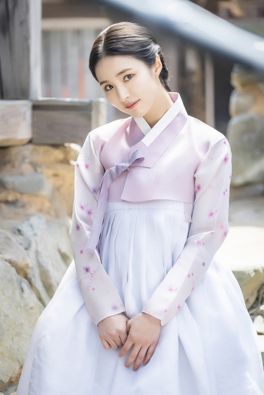 Actor Shin Se-kyung becomes MBCs voice and tells the authenticity of life.The title role Shin Se-kyung of MBCs tree drama Na Hae-ryung (played by Kim Ho-soo, I directed by Kang Il-soo, and Han Hyun-hee, I produced Green Snake Media) narrated MBC Radios public interest campaign Wait, which will be broadcast between One Week from July 22.Shin Se-kyung meets listeners with the voice behind the signal of Wait through seven different episodes every day.Wait a minute is a radio campaign that MBC has been carrying out for the past 20 years, and it is a corner where we think about various stories of our society with listeners through the voices of prominent people from all walks of life.Shin Se-kyung, who has shown her subjective female characters with charms such as black knights, white brides, Kwon Ryong-i Narsa, deep-rooted trees, and Taja.This time, in the drama Na Hae-ryung, she is the problematic woman of Hanyang in the 19th century, the first female officer in Korea, and the former Hae-ryung, the first female officer in Korea.In particular, Shin Se-kyung, who wrote the manuscript for a moment, is paying attention because he is going to calmly solve the inside of Shin Se-kyung, a nature outside the work, from serious worries about the job of actor, to the heart of neighbors and the story of the environment.MBCs public interest campaign Wait, which seeks listeners with the voice of actor Shin Se-kyung between the One Week from this day to 28th, will be broadcast on MBC FM4U (Seoul/Gyeonggi 91.9MHz), and can be heard through smartphone application Mini.The broadcast was held at 10:56 am, 7:56 pm, and 9:56 pm, three times a day.kim myeong-mi