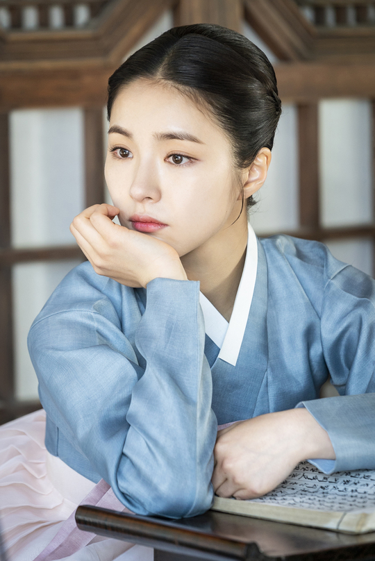 Actor Shin Se-kyung becomes MBCs voice and tells the authenticity of life.The title role Shin Se-kyung of MBCs tree drama Na Hae-ryung (played by Kim Ho-soo, I directed by Kang Il-soo, and Han Hyun-hee, I produced Green Snake Media) narrated MBC Radios public interest campaign Wait, which will be broadcast between One Week from July 22.Shin Se-kyung meets listeners with the voice behind the signal of Wait through seven different episodes every day.Wait a minute is a radio campaign that MBC has been carrying out for the past 20 years, and it is a corner where we think about various stories of our society with listeners through the voices of prominent people from all walks of life.Shin Se-kyung, who has shown her subjective female characters with charms such as black knights, white brides, Kwon Ryong-i Narsa, deep-rooted trees, and Taja.This time, in the drama Na Hae-ryung, she is the problematic woman of Hanyang in the 19th century, the first female officer in Korea, and the former Hae-ryung, the first female officer in Korea.In particular, Shin Se-kyung, who wrote the manuscript for a moment, is paying attention because he is going to calmly solve the inside of Shin Se-kyung, a nature outside the work, from serious worries about the job of actor, to the heart of neighbors and the story of the environment.MBCs public interest campaign Wait, which seeks listeners with the voice of actor Shin Se-kyung between the One Week from this day to 28th, will be broadcast on MBC FM4U (Seoul/Gyeonggi 91.9MHz), and can be heard through smartphone application Mini.The broadcast was held at 10:56 am, 7:56 pm, and 9:56 pm, three times a day.kim myeong-mi