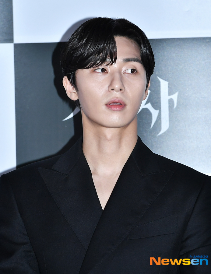 The premiere of the movie Lion was held at the entrance of Lotte Cinema Counter in Seoul on July 22.Actors Park Seo-joon, Ahn Sung-ki, Woo Do-hwan and Kim Joo-hwan attended the ceremony.The movie Lion is a story about the story of the exorcism story genre, action in the Kuma consciousness, martial arts champion and Kuma priest meeting and confronting evil.Lee Jae-ha