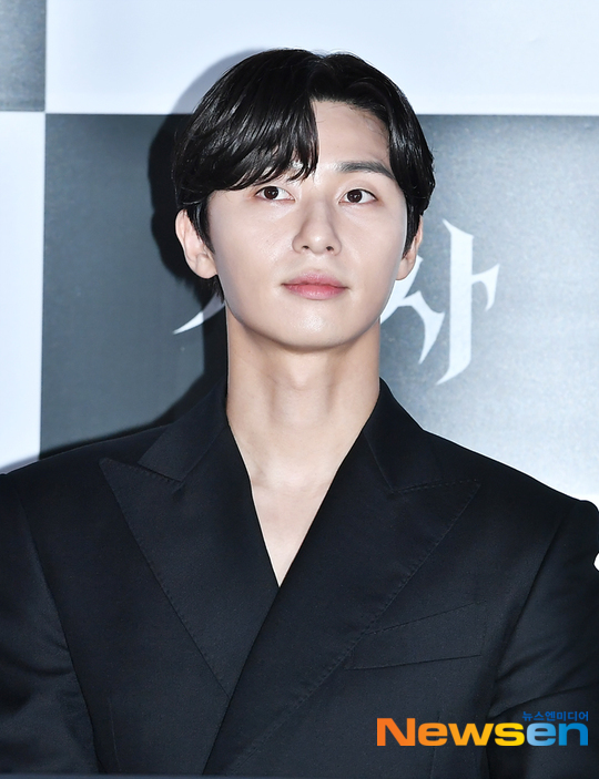 Park Seo-joon, who everyone has been waiting for, is coming.The movie The Lion (director Kim Joo-hwan) premiered at the entrance of Lotte Cinema Counter in Gwangjin-gu, Seoul on July 22.Director Kim Joo-hwan, Park Seo-joon, Ahn Sung-ki and Udohwan attended the meeting after the movie screening.The movie Lion, which is about to be released on July 31, is a film about the story of martial arts champion Yonghu (Park Seo-joon) meeting the Kuma priest Ahn Sung-ki and confronting the powerful evil (), which has confused the world.Park Seo-joon has been divided into a world-class martial arts player Yonghu, and Ahn Sung-ki plays as a Kumasa safety.Udohwan played the role of Black Bishop, a powerful being that spreads evil.Park Seo-joon, who had a relationship with director Kim Joo-hwan through his previous film Youth Police, said, I was waiting for a movie like Lion because I wanted to act before I got older.There are a lot of hero water in foreign currency, and when I saw such things, I thought, Can I take a picture of that? The coach gave me a scenario of lion.As for boasting a muscular body in the play, It was not easy because there were not many periods given after the previous work.Fortunately, I had a fighting player in the old drama, so I remembered my body at that time.At that time, I worked out for 8 hours a day, but I tried to show the maximum in a short time while shooting lion. Ahn Sung-ki played the role of Kumasase for the first time since his debut; in fact, Ahn Sung-ki, a Catholic, said, There is nothing specially prepared.I was so familiar that I could easily access it because I was Catholic, he said. I learned Latin.Udohwan, the first movie star, said, If there was no burden of the first starring, it was a lie. It was scary and responsible, but I took pictures with my bishop and seniors.I made a special makeup for seven hours, he said, referring to the makeup reminiscent of reptiles in the highlights. I handled the mouths (singing like snakes) with CG, he said, raising expectations from prospective audiences.A similar genre, director of the Hollywood film Constantine Frances Lawrence, praised the lion.The meeting was done by an overseas team, said Kim Joo-hwan. I was lucky to get in touch with the finished version. I came to see you and heard your praise.The director of Frances said, I was thirsty. The budget is not big, but he praised and praised me for picking this quality.I would like to invite you to Korea if you take this series next time.Meanwhile, Choi Woo-shik starring Choi Woo-shik, who appeared as the latest cameo in the movie at the end of the Lion movie, attracted attention because he predicted that he would return as a follow-up.Director Kim Joo-hwan said, I want to direct the sequel Psalm.If the movie is loved enough, I want to talk in this world view with Choi Woo-shik and Park Seo-joon, Ahn Sung-ki and Udo actor. Opened July 31.Bae Hyo-ju / Lee Jae-ha