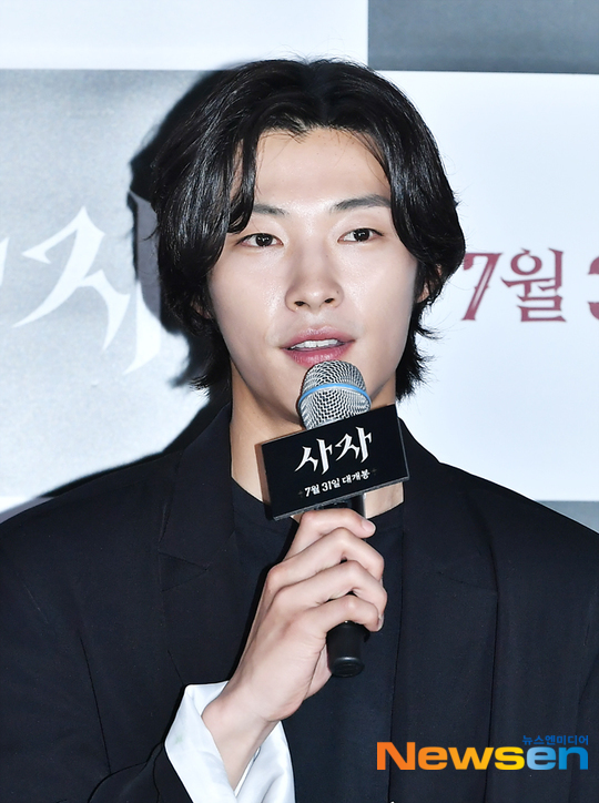 Park Seo-joon, who everyone has been waiting for, is coming.The movie The Lion (director Kim Joo-hwan) premiered at the entrance of Lotte Cinema Counter in Gwangjin-gu, Seoul on July 22.Director Kim Joo-hwan, Park Seo-joon, Ahn Sung-ki and Udohwan attended the meeting after the movie screening.The movie Lion, which is about to be released on July 31, is a film about the story of martial arts champion Yonghu (Park Seo-joon) meeting the Kuma priest Ahn Sung-ki and confronting the powerful evil (), which has confused the world.Park Seo-joon has been divided into a world-class martial arts player Yonghu, and Ahn Sung-ki plays as a Kumasa safety.Udohwan played the role of Black Bishop, a powerful being that spreads evil.Park Seo-joon, who had a relationship with director Kim Joo-hwan through his previous film Youth Police, said, I was waiting for a movie like Lion because I wanted to act before I got older.There are a lot of hero water in foreign currency, and when I saw such things, I thought, Can I take a picture of that? The coach gave me a scenario of lion.As for boasting a muscular body in the play, It was not easy because there were not many periods given after the previous work.Fortunately, I had a fighting player in the old drama, so I remembered my body at that time.At that time, I worked out for 8 hours a day, but I tried to show the maximum in a short time while shooting lion. Ahn Sung-ki played the role of Kumasase for the first time since his debut; in fact, Ahn Sung-ki, a Catholic, said, There is nothing specially prepared.I was so familiar that I could easily access it because I was Catholic, he said. I learned Latin.Udohwan, the first movie star, said, If there was no burden of the first starring, it was a lie. It was scary and responsible, but I took pictures with my bishop and seniors.I made a special makeup for seven hours, he said, referring to the makeup reminiscent of reptiles in the highlights. I handled the mouths (singing like snakes) with CG, he said, raising expectations from prospective audiences.A similar genre, director of the Hollywood film Constantine Frances Lawrence, praised the lion.The meeting was done by an overseas team, said Kim Joo-hwan. I was lucky to get in touch with the finished version. I came to see you and heard your praise.The director of Frances said, I was thirsty. The budget is not big, but he praised and praised me for picking this quality.I would like to invite you to Korea if you take this series next time.Meanwhile, Choi Woo-shik starring Choi Woo-shik, who appeared as the latest cameo in the movie at the end of the Lion movie, attracted attention because he predicted that he would return as a follow-up.Director Kim Joo-hwan said, I want to direct the sequel Psalm.If the movie is loved enough, I want to talk in this world view with Choi Woo-shik and Park Seo-joon, Ahn Sung-ki and Udo actor. Opened July 31.Bae Hyo-ju / Lee Jae-ha