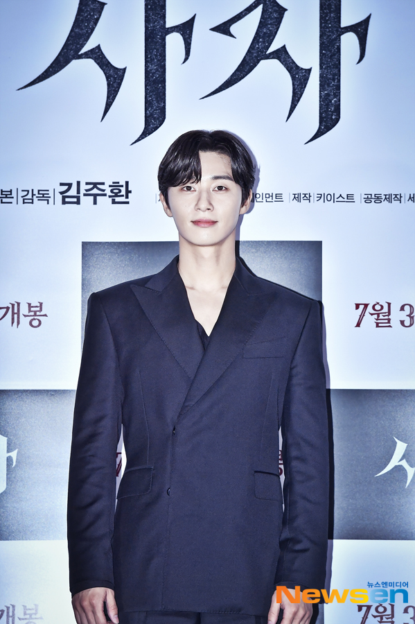 The premiere of the movie Lion was held at the entrance of Lotte Cinema Counter in Seoul on July 22.Actors Park Seo-joon, Ahn Sung-ki, Woo Do-hwan and Kim Joo-hwan attended the ceremony.The movie Lion is a story about the story of the exorcism story genre, action in the Kuma consciousness, martial arts champion and Kuma priest meeting and confronting evil.Lee Jae-ha