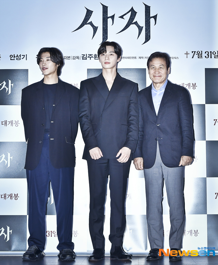 The premiere of the movie Lion was held at the entrance of Lotte Cinema Counter in Seoul on July 22.Actor Park Seo-joon, Ahn Sung-ki, Woo Do-hwan and Kim Joo-hwan attended the day.The movie Lion is a story about the story of the exorcism story genre, action in the Kuma consciousness, martial arts champion and Kuma priest meeting and confronting evil.Lee Jae-ha
