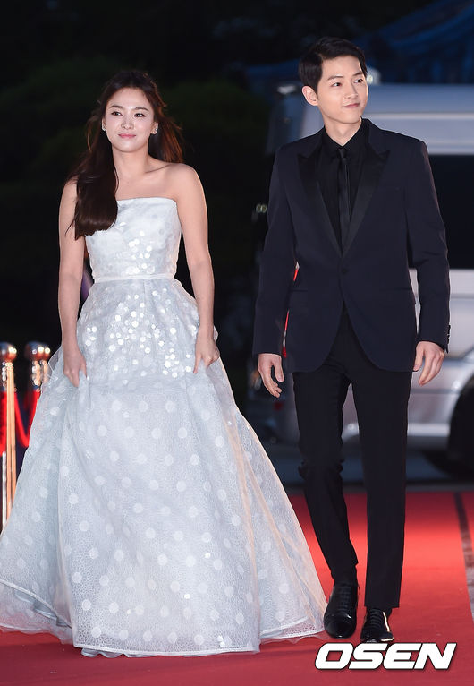 Actors Song Joong-ki and Song Hye-kyo filed for divorce in a month after their divorce application, and their marriage ended.On the 22nd, UAA Korea, a subsidiary of Song Hye-kyo, said, Today (22nd), the divorce of Actor Song Hye-kyo was established at the Seoul Family Court.We will inform you that the mediation process has been completed by divorce without alimony or property division between the two sides, he said.Song Hye-kyo and Song Joong-ki were shocked by the divorce of their agency and legal representatives within a year and eight months of their marriage on March 27.Song Joong-ki and Song Hye-kyo agreed on divorce once and applied for further consultation to divorce.The decision of Song Joong-ki to settle the divorce process was made with the intention of completing the divorce process smoothly and quickly, Channel A NewsA reported last month, adding that Song Joong-ki was considering completing the divorce process quickly without requesting alimony from Song Hye-kyo.Song Joong-ki and Song Hye-kyo decided to divorce without alimony and property division, and divorce was established less than a month after applying for divorce mediation.The two met in 2016 as a descendant of the sun, a KBS 2TV drama, and developed into a lover and married in October 2017.Both of them are well-loved Hallyu stars, so they have gathered topics throughout Asia, but eventually they were shocked by the breakup.Song Jung Ki and Song Hye Kyo are continuing their activities after the divorce announcement.Song Joong-ki is filming the movie Seung Ri-ho, announcing his decision on his next film, and starring in the movie Bogota, and Song Hye-kyo is actively working on overseas schedules.Specialized below.Good morning, UAA.Today (July 22, 2019), the divorce of Actor Song Hye-kyo was established at the Seoul Family Court.We will inform you that the mediation process has been completed by divorce without alimony or property division between the two sides.DB