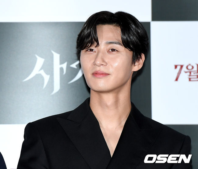 The movie Lion (director Kim Joo-hwan) premiere was held at the entrance of Lotte Cinema Counter in Jayang-dong, Seoul on the afternoon of the 22nd.Actor Park Seo-joon is smiling at the attendance.