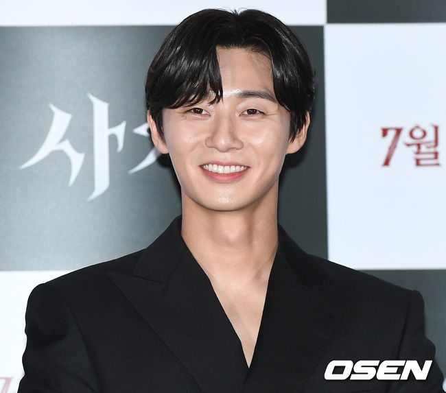 The movie Lion (director Kim Joo-hwan) premiere was held at the entrance of Lotte Cinema Counter in Jayang-dong, Seoul on the afternoon of the 22nd.Actor Park Seo-joon is smiling at the attendance.