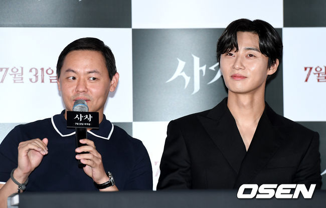 The movie Lion (director Kim Joo-hwan) premiere was held at the entrance of Lotte Cinema Counter in Jayang-dong, Seoul on the afternoon of the 22nd.Actors Park Seo-joon and Kim Joo-hwan attended and answered the questions of the reporters.