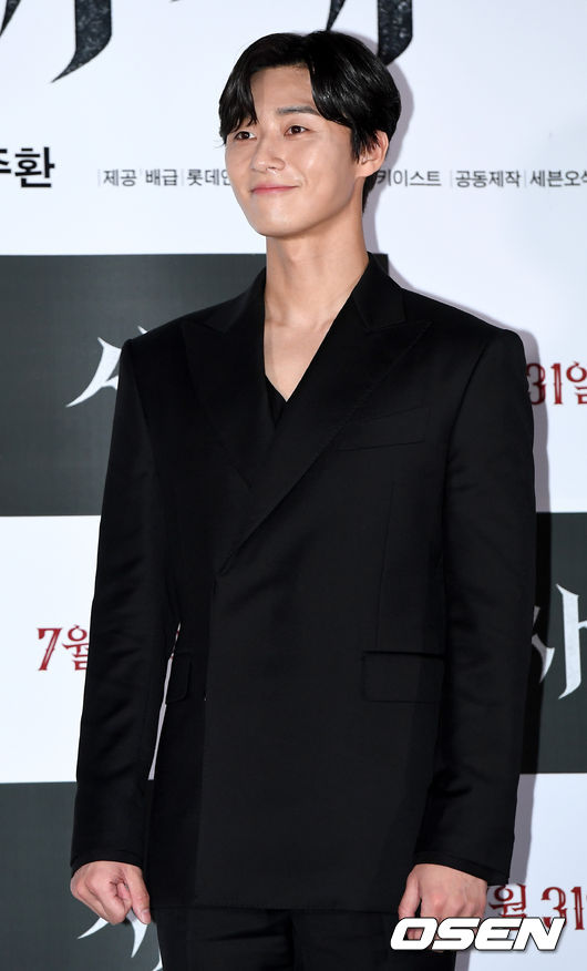 The movie Lion (director Kim Joo-hwan) premiere was held at the entrance of Lotte Cinema Counter in Jayang-dong, Seoul on the afternoon of the 22nd.Actor Park Seo-joon is attending and is taking photo time.
