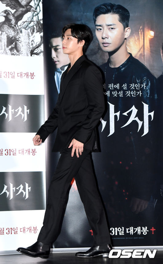 The movie Lion (director Kim Joo-hwan) premiere was held at the entrance of Lotte Cinema Counter in Jayang-dong, Seoul on the afternoon of the 22nd.Actor Park Seo-joon is attending and is taking photo time.