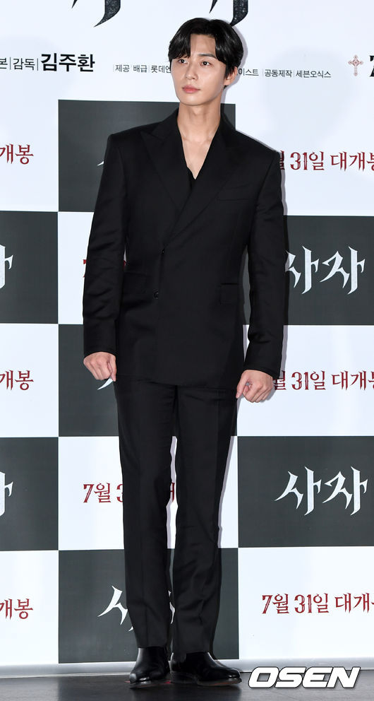 The movie Lion (director Kim Joo-hwan) premiere was held at the entrance of Lotte Cinema Counter in Jayang-dong, Seoul on the afternoon of the 22nd.Actor Park Seo-joon is attending and is taking photo time.