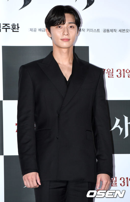 The movie Lion (director Kim Joo-hwan) premiere was held at the entrance of Lotte Cinema Counter in Jayang-dong, Seoul on the afternoon of the 22nd.Actor Park Seo-joon is attending and is taking photo time.