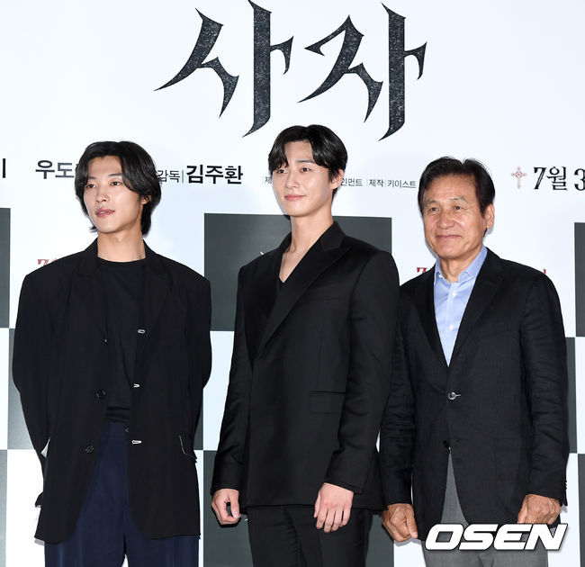 The movie Lion (director Kim Joo-hwan) premiere was held at the entrance of Lotte Cinema Counter in Jayang-dong, Seoul on the afternoon of the 22nd.Actor Woo Do-hwan, Park Seo-joon and Ahn Sung-ki (from left) attend and are taking photo time.
