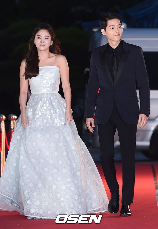 The divorce process of Actor Song Joong-ki and Song Hye-kyo is completed, and the two people will walk their way perfectly within one year and nine months of marriage and 27 days of divorce mediation.The 12th solo housekeeping (chief judge Jang Jin-young) of the Seoul Family Court held a private meeting with Song Joong-ki and Song Hye-kyo on the 22nd at 10 a.m. and established the mediation.This made Song Joong-ki and Song Hye-kyo perfect others in the couple.On the same day, Song Hye-kyos agency, UAA Korea, said, Today (22nd), the divorce of Actor Song Hye-kyo was established at the Seoul Family Court.The mediation process has been completed by divorceing each other without alimony and property division. Song Hye-kyos personal SNS disappeared.In the past, Song Joong-kis fan meeting and photos of weddings, such as photos and wedding photos, were all deleted.Song Hye-kyo and Song Joong-ki, who developed into lovers through the drama Dawn of the Sun, which has been popular in the past.As the couple in the drama, which gained great popularity, developed into a real lover and married, the two were called Songsong Couple and received the love of fans around the world.However, the two men suddenly announced their divorce news on the 27th of last month, one year and eight months after marriage, and shocked the public.At that time, Song Joong-ki said that he applied for divorce mediation with Song Hye-kyo through a legal representative.Despite the cautious and cautious stance of both sides, public attention did not fade, and Song Joong-ki and Song Hye-kyos divorce process every move came to the board.The unfounded rumors surrounding the two also led to the happening of the so-called securities company Jirashi.In addition, a Hong Kong magazine released an interview with Song Hye-kyo in Monaco on the 18th.In the interview, Song Hye-kyo did not mention divorce, but emphasized his belief in fate and said, I want to spend my personal time this year. I need time Alone.Song Joong-ki and Song Hye-kyo are known to shoot the movie Win Riho and schedule overseas, respectively.