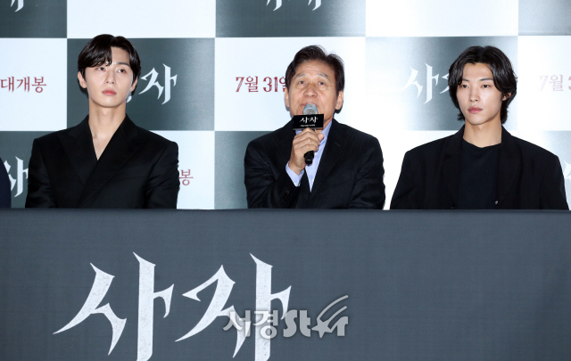 Park Seo-joon - An Sung-ki - Woo Do-hwan, main characters (Lion Press Preview) Lion is a film about the story of martial arts champion Yonghu (Park Seo-joon) meeting the Kuma priest Ansinbu (Anseonggi) and confronting the powerful evil (), which has confused the world.It will be released on July 31.
