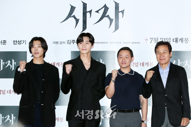 The lion, which contains the clash of good and evil in the real world, offers a new cinematic experience, including the martial arts champion against the evil of the world, the Kuma priest chasing evil, and the black bishop spreading evil.On the afternoon of the 22nd, a media preview of the movie Lion was held at the entrance of Lotte Cinema Counter in Gwangjin-gu, Seoul.Actor Park Seo-joon, Ahn Sung-ki, Woo Do-hwan and director Kim Joo-hwan attended and talked about the movie.The Lion is a story about a martial arts champion, Yonghu (Park Seo-joon), who meets the Old Man priest Anshinbu (Ahn Sung-ki) and confronts the powerful evil (), which has confused the world.The encounter between two characters, the martial arts champion and the Kuma priest, stimulates interest with new settings that have never been seen before.Also, Actor Woo Do-hwan was divided into the black bishop Jisin station, which spreads evil.It says that one person has the power (spiritual), which makes it fateful, and that he jumps over it and saves people.I thought about the structure of good and evil first, said director Kim Joo-hwan, explaining the point of directing, the process of a person becoming a hero, the process of facing fate, and the part of the drama that saves people.The director said, I think I want to make the sequel in this world view. Our movie is called Koreas Constantine , and Frances Lawrence has given a lot of praise.Park Seo-joon, who has been the top model in the first occult genre since his debut, has made a relationship with director Kim Joo-hwan through Youth Police.Park Seo-joon said, I think Ive been waiting for a genre like lion, and I wanted to do the Top Model in Action before I got older.I also wanted to see the Hollywood hero genre and always wanted to do such a work, but then I was chosen by the lion. Park Seo-joon has stepped up as a martial arts champion called the reason. It has been a long time since he lost his father when he was a child and closed his mind with distrust of the world.After a nightmare, the Yonghu, who met with the Ansinbu with the wound of the unexpected hand, learns about the special power in his wounded hands and the existence of evil hidden in the world.Park Seo-joon digests colorful action with a solid body.Director Kim Joo-hwan said, Frances Lawrence director and staff saw lion and then called Park Seo-joon Ryan Gosling of Korea.I remember it as a really nice actor. The production team had a lot of troubles about the visual implementation of the hands of Yonghu, which has special power in the hands with wounds.As a result, the first Korean film to attach LED lighting to the hands of the actor and then to add the effect to the CG in the latter work. From the shooting stage, the action of more realistic movement and speed was drawn through the process of controlling the brightness, size and color of LED lighting in detail.Woo Do-hwan, who became a black bishop who spread evil, is the first screen star of Lion.I think that humans are occupied by evil at the weakest moment, he said. When the character Jisin was really hard, evil, not good, came and whispered, and Jisin seemed to end up worshiping evil.Woo Do-hwan said, It was difficult because I had to fight an invisible fire fist, and I had to decide that much.It was not easy to show a special image of a snakes epidermis, a reptile like vinyl, and made a special makeup for 7 hours. I was actually a Catholic, so I was very well-cooked, but I could approach it easily, said veteran Actor Ahn Sung-ki, who celebrated his 62nd anniversary this year.Its a tense movie, but I thought Id like it to be fun.Its a film that will be the new The Departure of Veteran Actor.I recently filmed a program interviewing the public on the street, and when a student asked me, I thought, Is not it Mr. Kim Sang-jung? said Ahn Sung-ki.I was shocked by the story. I had the idea that I should postpone harder in the future.The Lion is likely to be the Departure, he confessed, making the reporters laugh.Park Seo-joon also said, I hope it will be a new beginning. He said, I had a four or five-month shooting period and I never thought it was hard.I think it is a movie that can think more as I see it. The Lion will be released on the 31st.
