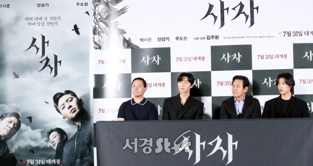 The lion, which contains the clash of good and evil in the real world, offers a new cinematic experience, including the martial arts champion against the evil of the world, the Kuma priest chasing evil, and the black bishop spreading evil.On the afternoon of the 22nd, a media preview of the movie Lion was held at the entrance of Lotte Cinema Counter in Gwangjin-gu, Seoul.Actor Park Seo-joon, Ahn Sung-ki, Woo Do-hwan and director Kim Joo-hwan attended and talked about the movie.The Lion is a story about a martial arts champion, Yonghu (Park Seo-joon), who meets the Old Man priest Anshinbu (Ahn Sung-ki) and confronts the powerful evil (), which has confused the world.The encounter between two characters, the martial arts champion and the Kuma priest, stimulates interest with new settings that have never been seen before.Also, Actor Woo Do-hwan was divided into the black bishop Jisin station, which spreads evil.It says that one person has the power (spiritual), which makes it fateful, and that he jumps over it and saves people.I thought about the structure of good and evil first, said director Kim Joo-hwan, explaining the point of directing, the process of a person becoming a hero, the process of facing fate, and the part of the drama that saves people.The director said, I think I want to make the sequel in this world view. Our movie is called Koreas Constantine , and Frances Lawrence has given a lot of praise.Park Seo-joon, who has been the top model in the first occult genre since his debut, has made a relationship with director Kim Joo-hwan through Youth Police.Park Seo-joon said, I think Ive been waiting for a genre like lion, and I wanted to do the Top Model in Action before I got older.I also wanted to see the Hollywood hero genre and always wanted to do such a work, but then I was chosen by the lion. Park Seo-joon has stepped up as a martial arts champion called the reason. It has been a long time since he lost his father when he was a child and closed his mind with distrust of the world.After a nightmare, the Yonghu, who met with the Ansinbu with the wound of the unexpected hand, learns about the special power in his wounded hands and the existence of evil hidden in the world.Park Seo-joon digests colorful action with a solid body.Director Kim Joo-hwan said, Frances Lawrence director and staff saw lion and then called Park Seo-joon Ryan Gosling of Korea.I remember it as a really nice actor. The production team had a lot of troubles about the visual implementation of the hands of Yonghu, which has special power in the hands with wounds.As a result, the first Korean film to attach LED lighting to the hands of the actor and then to add the effect to the CG in the latter work. From the shooting stage, the action of more realistic movement and speed was drawn through the process of controlling the brightness, size and color of LED lighting in detail.Woo Do-hwan, who became a black bishop who spread evil, is the first screen star of Lion.I think that humans are occupied by evil at the weakest moment, he said. When the character Jisin was really hard, evil, not good, came and whispered, and Jisin seemed to end up worshiping evil.Woo Do-hwan said, It was difficult because I had to fight an invisible fire fist, and I had to decide that much.It was not easy to show a special image of a snakes epidermis, a reptile like vinyl, and made a special makeup for 7 hours. I was actually a Catholic, so I was very well-cooked, but I could approach it easily, said veteran Actor Ahn Sung-ki, who celebrated his 62nd anniversary this year.Its a tense movie, but I thought Id like it to be fun.Its a film that will be the new The Departure of Veteran Actor.I recently filmed a program interviewing the public on the street, and when a student asked me, I thought, Is not it Mr. Kim Sang-jung? said Ahn Sung-ki.I was shocked by the story. I had the idea that I should postpone harder in the future.The Lion is likely to be the Departure, he confessed, making the reporters laugh.Park Seo-joon also said, I hope it will be a new beginning. He said, I had a four or five-month shooting period and I never thought it was hard.I think it is a movie that can think more as I see it. The Lion will be released on the 31st.