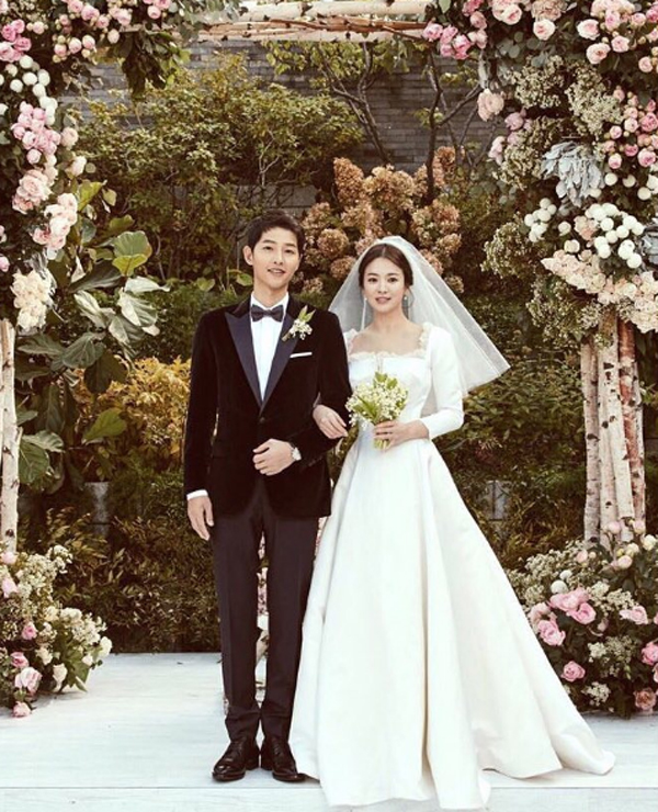 Song Joong-ki and Song Hye-kyo legally divorced without property division and alimony.Song Joong-kis agency Blossom Entertainment also told Dong-A.com that Song Joong-ki and Song Hye-kyos divorce mediation was established.Song Joong-ki and Song Hye-kyo, who developed into lovers through KBS 2TV drama The Suns Descendants (played by Kim Eun-sook, director Lee Eung-bok), which ended in April 2016, announced their marriage on July 5, 2017, the following year, and held a private wedding ceremony on October 31 of that year.But the marriage of the two men, who were called couples of the century, did not last long.On the same day, Song Jung Ki and Song Hye Kyo finally completed the divorce without property division and alimony, and finally became the south.Next, Song Hye-kyos official position on the establishment of divorce settlement between Song Joong-ki and Song Hye-kyoGood morning, UAA.Today (July 22, 2019), the divorce of actor Song Hye-kyo was established at the Seoul Family Court.We will inform you that the mediation process has been completed by divorce without alimony or property division between the two sides.dong-a.com entertainment news team