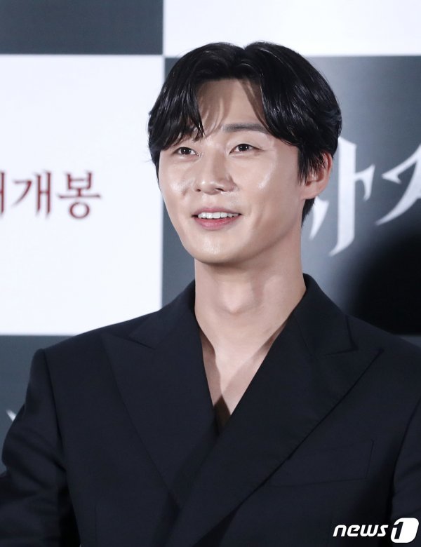 Park Seo-joon delivered his impression of participating in the film at the premiere of the movie Lion (director Kim Joo-hwan) at the entrance of Lotte Cinema Counter in Gwangjin-gu, Seoul on the 22nd.The movie Lion is a film in which martial arts champion Yonghu (Park Seo-joon) meets with the old priest Anshinbu (Ahn Sung-ki) and confronts the powerful evil that has confused the world.Director Kim Joo-hwan of the 2017 film Youth Police, Ahn Sung-ki, Park Seo-joon and Woo Do-hwan participated in the event, raising expectations.Park Seo-joon, who has been breathing with director Kim Joo-hwan as a youth police officer in 2017, will transform into a 180-degree change character through this Lion.Park Seo-joon, who plays the role of Yonghu, a martial arts champion against evil that disturbs the world, shows a new figure that has never been seen before by digesting a person who has a deep wound in a blunt and strong appearance with a mature acting power.Park Seo-joon said: After signing a kite with the director as Youth Police, I had a lot of trouble with my next film and my future, waiting for movies like The Lion.I wanted to digest the action before I got older.Also, when I saw the hero water in foreign currency, I thought, Can I shoot such a movie? I thought it would be too fun to receive this scenario. I did not have a lot of time after the previous work, but I had a fighting player role before, so my body remembered it.At that time, I practiced 8 hours every day, so this time I think I have the greatest effect in a short time. Kim Joo-hwan said, The Constantine coach saw Park Seo-joon and said that it was Koreas Ryan Gosling.