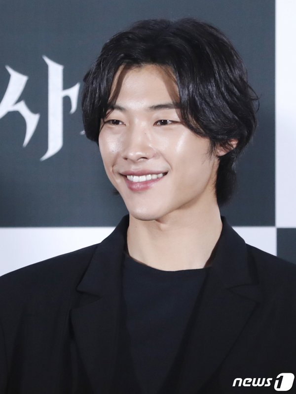 Woo Do-hwan spoke about his role as a villain at the premiere of the movie Lion (director Kim Joo-hwan) at the entrance of Lotte Cinema Counter in Gwangjin-gu, Seoul on the 22nd and his feelings of receiving special makeup.The movie Lion is a film in which martial arts champion Yonghu (Park Seo-joon) meets with the old priest Anshinbu (Ahn Sung-ki) and confronts the powerful evil that has confused the world.Director Kim Joo-hwan of the 2017 film Youth Police, and Ahn Sung-ki, Park Seo-joon and Woo Do-hwan, raised expectations.Woo Do-hwan, who showed his unique performance through Drama Mad Dog and Save me, plays the role of a black bishop who spreads evil in Lion and adds tense tension.If the villain was not burdened, its a lie; but I was really grateful for taking on such a good role, I really did have a lot of will to my senior, Woo Do-hwan said.Woo Do-hwan endured a special makeup for seven hours for the role, which he said was in-eye and in-mouth, and the part that was stripped off by the action with CG.Park Seo-joons bullshit was treated as CG, so it was the most difficult to think about the degree and the intensity and to act.Kim Joo-hwan said, Woo Do-hwan scratched the right area and burned it for 30 ~ 40 minutes, then expressed the effect and put CG on it. Woo Do-hwan would have been very difficult.