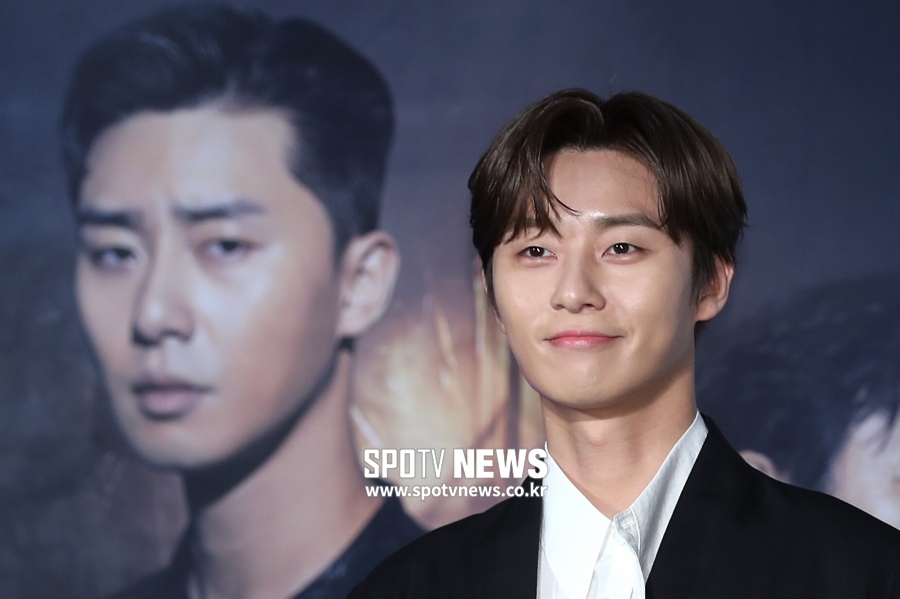Park Seo-joon reveals the movie The Lion is Top Model as ActorPark Seo-joon said, I wanted to do a work that could digest the action before eating more age.And while watching the hero of foreign currency, I said, Can I shoot such a movie? The director gave me the scenario. After having a relationship with the bishop through Youth Police, we talked about the next work together.I was able to talk easily because I was in a special relationship.  I think I was waiting for a movie like Lion. The Lion is a story about a martial arts champion, Yonghu (Park Seo-joon), meeting the Kuma priest Anshinbu (An Sung-ki), and confronting the powerful evil that has confused the world.It is the second time that Park Seo-joon and director Kim Joo-hwan of Youth Police who caused a box office hit in the theater in summer 2017.Park Seo-joon plays the martial arts champion Yonghu, who faces evil.The Lion will be released on the 31st.