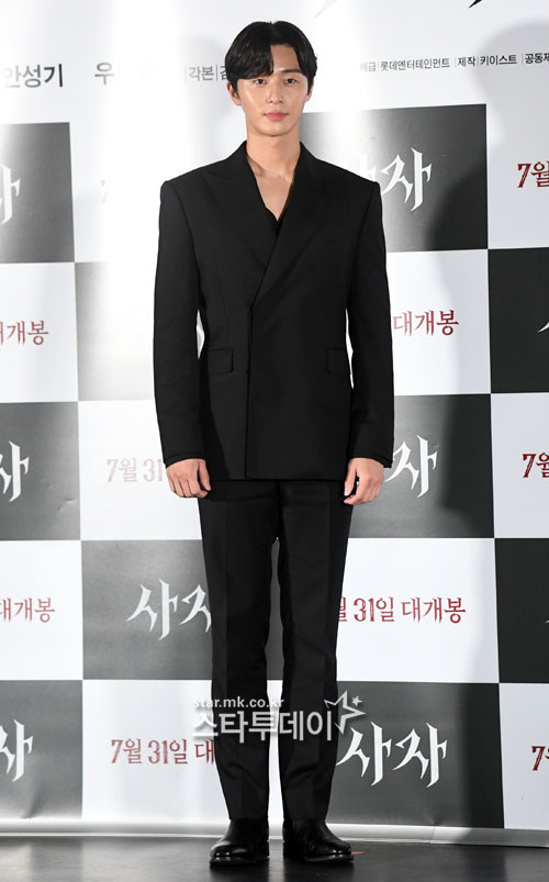 Actor Park Seo-joon poses at the premiere of the movie Lion at the entrance of Lotte Cinema Counter in Gwangjin-gu, Seoul on the afternoon of the 22nd.