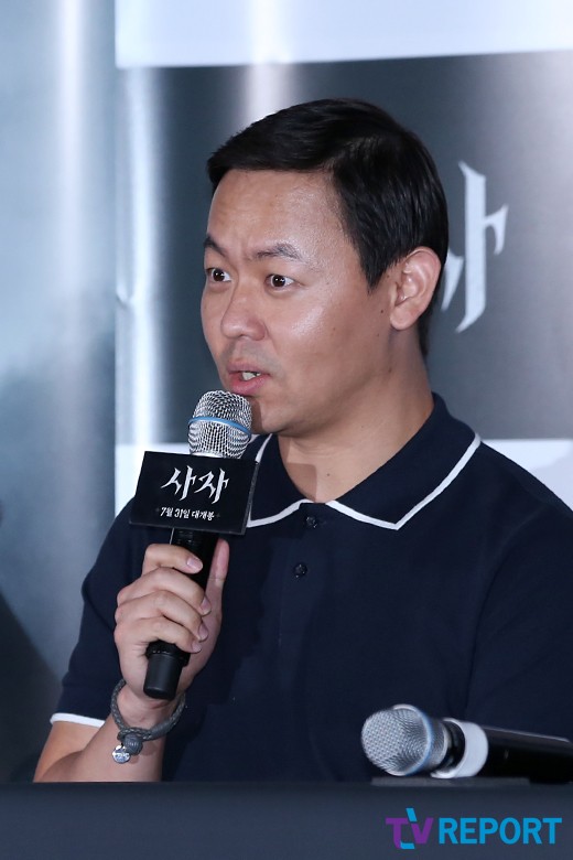 The lion director Kim Joo-hwan said, I am ready to make a sequel.Kim Joo-hwan said at the premiere of the movie Lion at the entrance of Lotte Cinema Counter in Jayang-dong, Gwangjin-gu, Seoul on 22nd, I want to make a sequel priest if the movie is loved a lot.At the end of the movie, a subtitle foreshadows the sequel Return to the Priest with Choi Woo-shik. Choi Woo-shik appeared in a cameo as the latest part in The Lion.Kim Joo-hwan said, We are ready to make a sequel in the world view of lion with Choi Woo-shik, Ahn Sung-ki, Park Seo-joon and Woo Do-hwan Actor.The Lion is a film about the story of martial arts champion Yonghu (Park Seo-joon) meeting with the Kuma priest An Shinbu (Ahn Sung-ki) and confronting the intense evil that has confused the world. It opens on July 31.