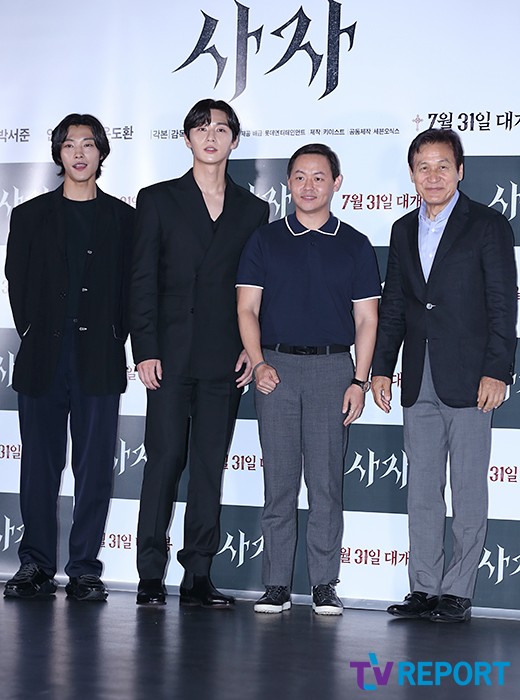 Actor Woo Do-hwan, Park Seo-joon, Ahn Sung-ki, and director Kim Joo-hwan (from left) pose for the movie Lion media preview at the entrance of Lotte Cinema Counter in Jayang-dong, Gwangjin-gu, Seoul on the 22nd.The Lion is a film about the story of a martial arts champion, Yonghu (Park Seo-joon), who has only lost his father as a child and remains distrustful of the world, discovering that one day he had a deep wound that was unknown.