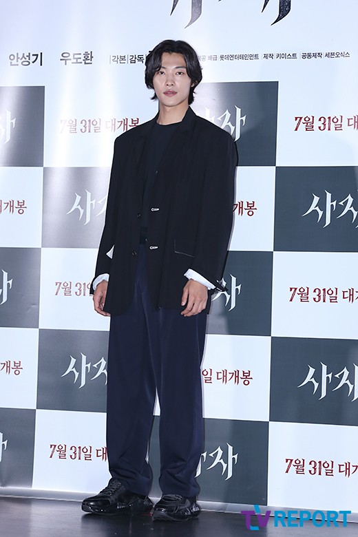 Actor Woo Do-hwan poses at the premiere of the movie Lion at the entrance of Lotte Cinema Counter in Jayang-dong, Gwangjin-gu, Seoul on the 22nd.Lion is a film about the story of Yonghu (Park Seo-jun), a martial arts champion who has only distrust of the world after losing his father as a child, discovering that a deep wound has occurred that is unknown one day.