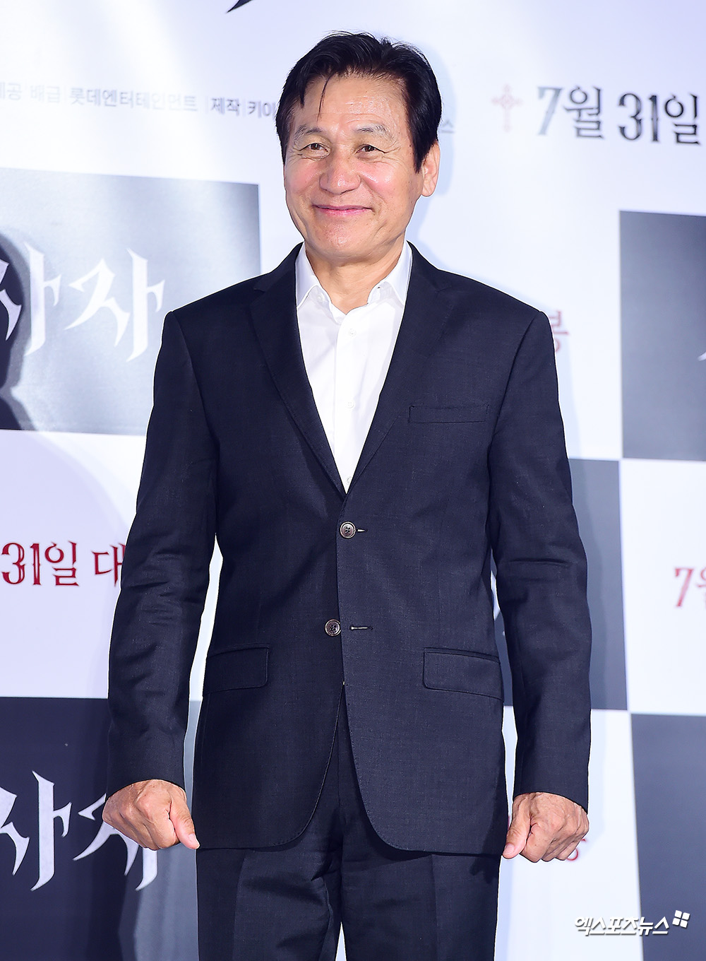Actor Ahn Sung-ki said he learned Latin for the role of priest.The movie Lion (director Kim Joo-hwan) premiered at the entrance of Lotte Cinema Counter in Gwangjin-gu, Seoul on the 22nd.Actors Park Seo-joon, Ahn Sung-ki, Woo Do-hwan and Kim Joo-hwan attended the meeting to talk about the movie.I do not think I have done anything special, I learned Latin, and as a Catholic, I was so familiar with my body that I did not approach it comfortably, said Ahn Sung-ki.The character is a movie with tension, but if it is fun, it seems to have a Point of rest.I think its fortunate that (the audience) likes the resting part when I look at it together today. The Lion is a story about the martial arts champion Yonghu (Park Seo-joon) meeting with the Kuma priest Anshinbu (Ahn Sung-ki) and confronting the powerful evil (), which has confused the world.Photo = DB