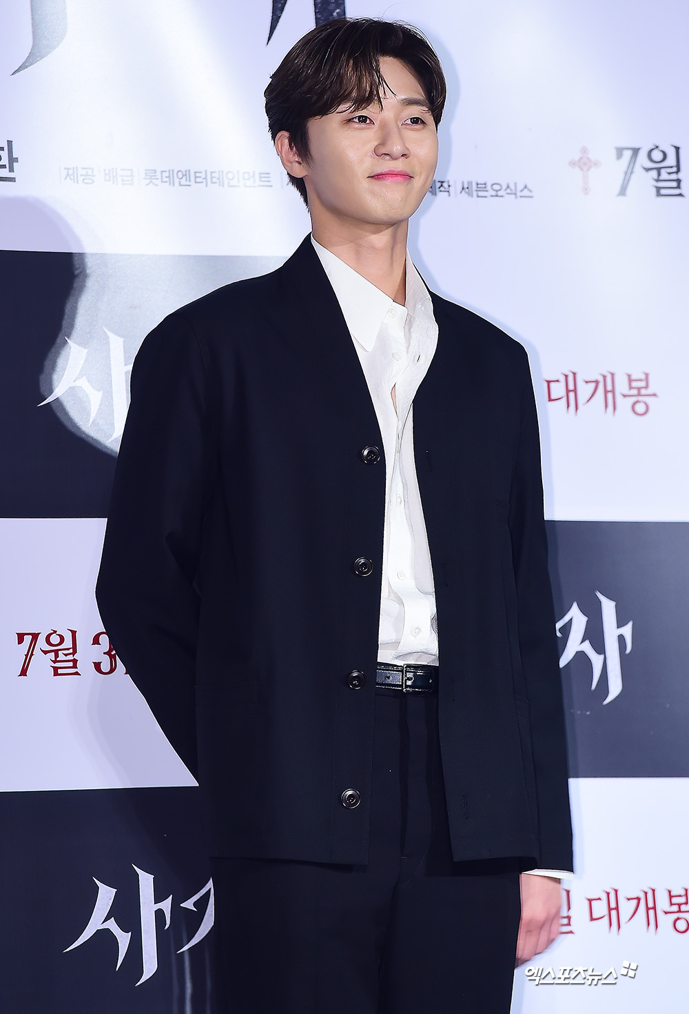 Park Seo-joon revealed why he chose Lion.The movie Lion (director Kim Joo-hwan) premiered at the entrance of Lotte Cinema Counter in Gwangjin-gu, Seoul on the 22nd.Actors Park Seo-joon, Ahn Sung-ki, Woo Do-hwan and Kim Joo-hwan attended the meeting to talk about the movie.Park Seo-joon has been in constant contact with Kim Joo-hwan as a lion following the Youth Police.He said, After I made a kite as a youth police officer, I talked a lot about what would be good if I had the next work with the bishop.There was a part that I could easily talk about when I was in a special relationship. I think I was waiting for a movie like Lion.I could digest the action before I was a little older, and I usually saw the foreign currency hero, and I had a desire to shoot a movie like that.I think it will be so fun and I think it is a new challenge. The Lion is a story about the martial arts champion Yonghu (Park Seo-joon) meeting with the Kuma priest Anshinbu (Ahn Sung-ki) and confronting the powerful evil (), which has confused the world.Photo = DB