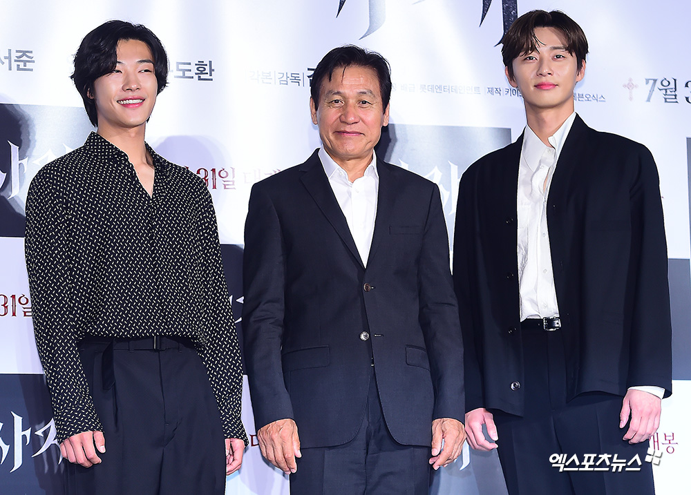 This summer, the occult action that will chill the theater has come: Park Seo-joon Ahn Sung-ki Udohwan has made an Acting transformation into a new worldview.The movie Lion (director Kim Joo-hwan) premiered at the entrance of Lotte Cinema Counter in Gwangjin-gu, Seoul on the 22nd.Actors Park Seo-joon, Ahn Sung-ki, Udohwan and Kim Joo-hwan attended the meeting to share stories about the movie.The Lion is a story about fighting champion Yonghu (Park Seo-joon) meeting with the Guma priest Anshinbu (Ahn Sung-ki) and confronting the powerful evil (), which has left the world in turmoil.Park Seo-joon and Ahn Sung-ki played the role of Yonghu and Anshin, respectively, and Udohwan was divided into the black bishop Jishin station spreading evil.On this day, director Kim Joo-hwan said, I thought about the structure of good and evil rather than trying to escape from the existing genre.It seems that the expression of the book was trying to express it in our own way by bringing the image of the picture and the Bible rather than the existing movie.There are also customs from special genres. I made a story with a focus on the drama that goes beyond It in the fate of one person rather than It. Director Kim Joo-hwan and actors created a new worldview through The Lion. Director Kim said, The most important thing to make this Universe was to set up a world of some Heroes and antagonists.In addition to the Black Archbishop, there are also blood nuns who worship evil, and ghost monks.If the movie can continue, I think that Hero corresponding to these groups of Holy Universe evil will come out one by one.I also think about a picture of a big fight with a common mission later. Park Seo-joon and Udohwan also expressed their desire to be able to meet with Univers and Worldview like us because lion is good.CG in the film is a more interesting point to see Lion; Park Seo-joon said, It was hard to act while imagining CG.As the director says, it is difficult to create a light that can make a fire, but it is difficult to make a light reflected in the fire.Still, it seemed less difficult because there was something in my hand.What I could not predict was the height and length of the fire, and I tried to control the best by monitoring and talking while taking every cut. Udohwan also recalled, It was difficult because I had to fight the invisible fire fist, and I had to decide that much. It was not easy to make a special makeup for seven hours.On the other hand, director Kim Joo-hwan said, I am studying to make a good female character when asked that the female character is not seen in the lion following the previous work Youth Police.I am worried about what female characters to make while marrying and having a daughter.I think that I want to talk to my friend alone in this world view when a nun comes out in the movie. Finally, Park Seo-joon said, I had a shooting period of four or five months and I never thought I had a hard time. It was a time of development and effort. I do not know how this result will reach the audience.I hope you will enjoy it in the movie, and I think it is a movie that can be thought more of as you see it. I hope it will be a new beginning because the work is good. The Lion will be released on the 31st.Photo = DB