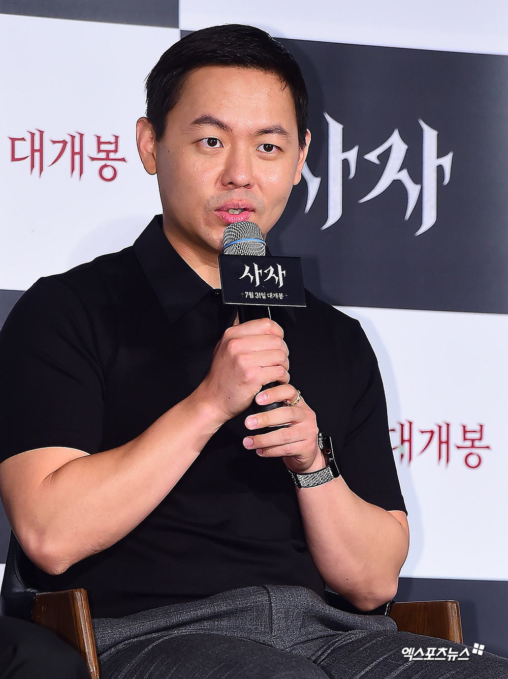 Lion director Kim Joo-hwan told the story of receiving favorable reviews from his long-time fan Constantine Frances Lawrence.The movie Lion (director Kim Joo-hwan) premiered at the entrance of Lotte Cinema Counter in Gwangjin-gu, Seoul on the 22nd.Actor Park Seo-joon, Ahn Sung-ki, Udohwan and Kim Joo-hwan attended the meeting to talk about the movie.The Lion is a story about fighting champion Yonghu (Park Seo-joon) meeting with the Guma priest Anshinbu (Ahn Sung-ki) and confronting the powerful evil (), which has left the world in turmoil.Park Seo-joon and Ahn Sung-ki played the role of Yonghu and Anshin, respectively, and Udohwan was divided into the black bishop Jishin station spreading evil.On the morning of the morning, Lion revealed the surprise meeting between director Kim Joo-hwan and director Frances Lawrence, and conveyed the reaction of director Frances Lawrence who had seen Lion in advance.First, Frances Lawrence said, I was truly fascinated by the Lion, with a warm echo that I had not expected when I saw the trailer, and a bold and brilliant imagination.The experience was so intense that I felt a deep regret on my way home from the movie. Especially, about the colorful attractions with fantasy settings, Actors Acting was very good, Misengsen was beautiful, and visuals made a strong impression.I think I saw the birth of a very attractive hero who is expecting stories to unfold.Director Kim Joo-hwan said, I only met Director Frances Lawrence 24 hours ago. (I saw the movie) I was choked.He praised him for picking up good quality from a relatively small budget or roundabout, and said he would like to invite him to Korea if he takes this series. Kim also said, The directors secretary watched the movie together and it was like Lion Gosling in the East.My age of directors grew up watching a movie called Constantine like a mania, he said.When I was preparing for the movie, I wanted to create a world view that parallels good and evil. As a fan of the director, I said I would run if the meeting was concluded.Im glad to see you and hear your praise. The Lion will be released on the 31st.Photo = DB
