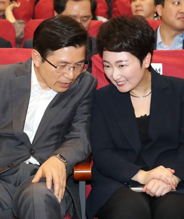 22일 출판리셉션에서 나란히 앉은 황교안 자유한국당 대표(왼쪽)와 무소속 이언주 의원- 연합뉴스