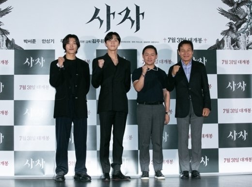 On the 22nd, the movie Lion media preview was held at the entrance of Lotte Cinema Counter.On this day, Kim Joo-hwan, Actor Park Seo-joon, Ahn Sung-ki and Woo Do-hwan attended the event.The Lion is a story about a fighting champion, Yonghu (Park Seo-joon), meeting with the Guma priest Anshinbu (Ahn Sung-ki), and confronting the powerful evil (), which has confused the world.On the day of the film, director Kim Joo-hwan said, When I first conceived the movie, I first thought about the structure of good and evil.I put a lot of emphasis on the drama that one person gets strength and becomes a hero and saves someone. Park Seo-joon, who was divided into fighting champions, said, I was waiting for a movie like Lion.I thought it would be so fun to see the scenario, and I chose it because I thought it was a new challenge. Ahn Sung-ki, who plays the role of the priest Ansinbu, who is chasing evil, said, I thought it would be nice to put in interesting feelings that can laugh for a while, even though it is a tense movie.Woo Do-hwan, who amplified the tension of the drama with the black bishop who spread the evil of the world here, said, I felt a lot of fear points and a great sense of responsibility.However, I took a lot of relying on the bishop and my seniors, he said.In addition, the audiences expectation for the release was raised with various stories such as Yonghu and Anshins chemistry, intense action attractions, and visuals completed through special makeup.Meanwhile, Lion is scheduled to open on the 31st.